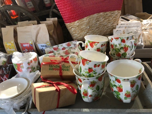 natuurlijk hebben we heel veel aardbeien specialiteiten