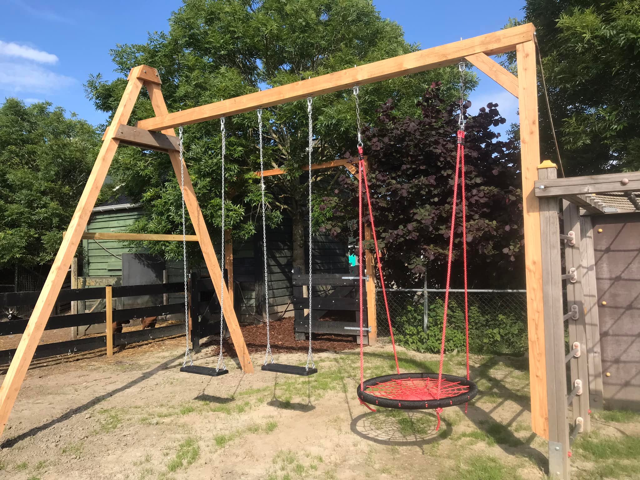 lekker schommelen in ons nieuwe speeltuintje